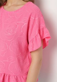 Born2be - Fuksjowa Bluzka o Kroju Oversize z Falbanami Livelle. Okazja: na co dzień. Kolor: różowy. Materiał: jeans. Długość rękawa: krótki rękaw. Długość: krótkie. Styl: casual #3