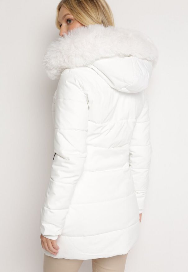 Born2be - Biała Kurtka w Geometryczne Pikowanie z Kapturem i Futerkiem Bellinae. Typ kołnierza: kaptur. Kolor: biały. Materiał: futro. Wzór: geometria