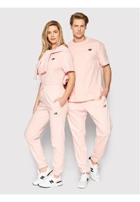 New Balance T-Shirt Unisex UT21503 Różowy Relaxed Fit. Kolor: różowy. Materiał: bawełna #1