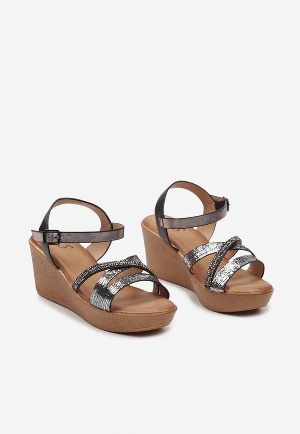 Born2be - Czarne Sandały na Koturnie z Ozdobnymi Paskami Metaliczną Nitką i Cyrkoniami Glava. Okazja: na wesele, na imprezę, na ślub cywilny. Zapięcie: pasek. Kolor: czarny. Sezon: lato. Obcas: na koturnie. Styl: wakacyjny, wizytowy, elegancki