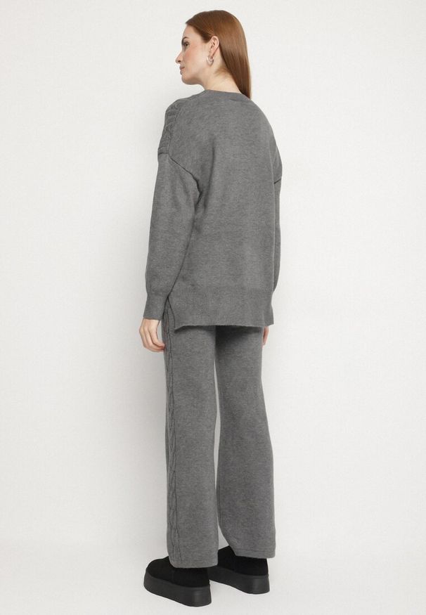 Born2be - Ciemnoszary Komplet Dzianinowy z Bawełną i Wełną Spodnie i Warkoczowy Sweter Errela. Kolor: szary. Materiał: dzianina, wełna, bawełna