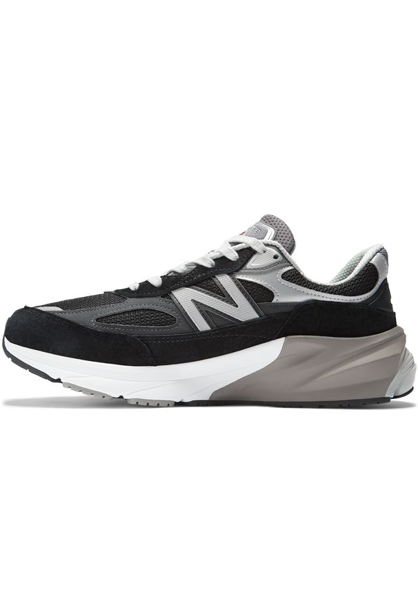 Buty damskie New Balance W990BK6 – czarne. Kolor: czarny. Materiał: skóra, materiał, guma. Szerokość cholewki: normalna. Sport: bieganie