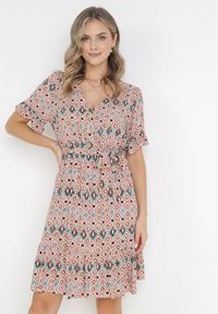 Born2be - Jasnoróżowa Wiskozowa Sukienka Mini z Gumką i Materiałowym Paskiem w Pasie Upshaw. Okazja: na co dzień. Kolor: różowy. Materiał: materiał, wiskoza. Wzór: geometria. Typ sukienki: proste. Styl: casual. Długość: mini #4