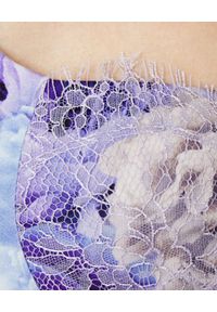 Elisabetta Franchi - ELISABETTA FRANCHI - Lawendowa mini sukienka w kwiatowy wzór. Kolor: niebieski. Materiał: bawełna, koronka. Długość rękawa: na ramiączkach. Wzór: kwiaty. Sezon: lato, wiosna. Długość: mini #6