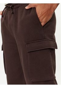 outhorn - Outhorn Spodnie dresowe OTHAW23TTROM513 Brązowy Regular Fit. Kolor: brązowy. Materiał: bawełna #5