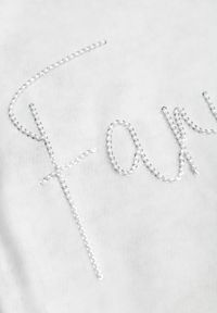 Renee - Biały Oversizowy T-shirt z Bawełny Zdobiony Haftem z Cekinami Marivia. Okazja: na co dzień. Kolor: biały. Materiał: bawełna. Wzór: haft, aplikacja. Styl: casual, elegancki #3