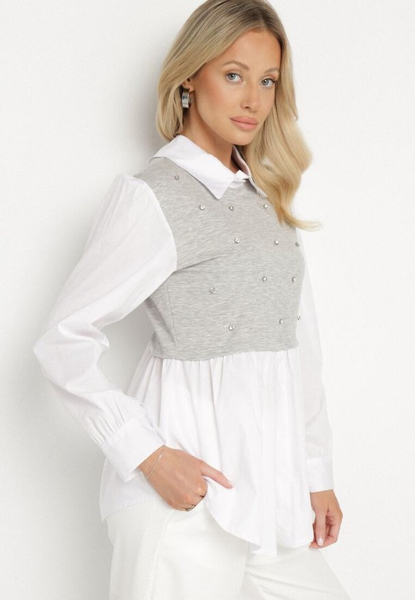 Born2be - Szara Rozkloszowana Bluzka Koszulowa z Wiskozą z Wszytą Kamizelką z Cyrkoniami Uliaviela. Okazja: na co dzień. Typ kołnierza: kołnierzyk klasyczny. Kolor: szary. Materiał: wiskoza. Długość rękawa: długi rękaw. Długość: długie. Wzór: aplikacja. Styl: klasyczny, casual, elegancki