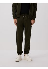 Reserved - Spodnie dresowe regular fit - ciemnozielony. Kolor: zielony. Materiał: dresówka