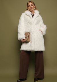 Born2be - Beżowy Płaszcz Futerko o Długim Kroju Otirena. Okazja: na co dzień. Kolor: beżowy. Materiał: futro. Długość: długie. Styl: casual, elegancki #4