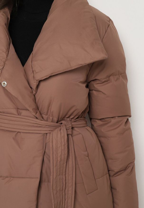 Born2be - Brązowa Kurtka Płaszcz Zapinana na Napy Ukryte pod Plisą z Kieszeniami i Paskiem Ritallas. Okazja: na spacer, na co dzień. Typ kołnierza: kołnierzyk stójkowy. Kolor: brązowy. Materiał: jeans, materiał. Długość: długie. Sezon: zima, jesień. Styl: elegancki, casual