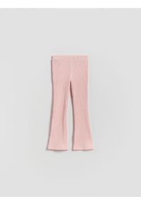 Reserved - Prążkowane spodnie flare - pastelowy róż. Kolor: różowy. Materiał: prążkowany