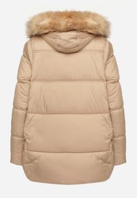 Born2be - Ciemnobeżowa Pikowana Kurtka Zimowa z Kieszeniami i Kapturem z Odpinanym Kołnierzem Ilisha. Okazja: na co dzień, na spacer. Kolor: beżowy. Materiał: dzianina, wełna, jeans, futro. Sezon: zima. Styl: casual, elegancki #7