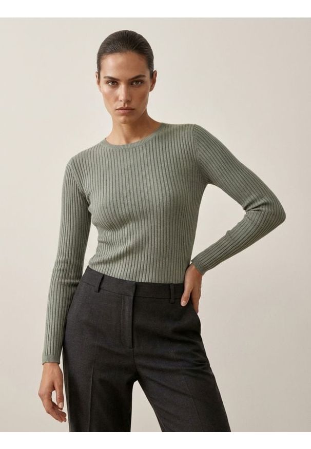 Sinsay - Klasyczny prążkowany sweter - zielony. Kolor: zielony. Materiał: prążkowany. Styl: klasyczny