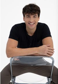 Volcano - T-shirt z rozpinanym dekoltem TM-HUBRIS. Kolekcja: plus size. Materiał: włókno, bawełna, materiał. Długość rękawa: krótki rękaw. Długość: krótkie. Wzór: aplikacja. Styl: klasyczny #1