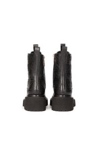 Kazar - Skórzane trzewiki z tłoczonymi monogramami. Okazja: na co dzień. Wysokość cholewki: za kostkę. Kolor: czarny. Materiał: skóra. Wzór: moro. Obcas: na obcasie. Styl: militarny, casual. Wysokość obcasa: średni #6
