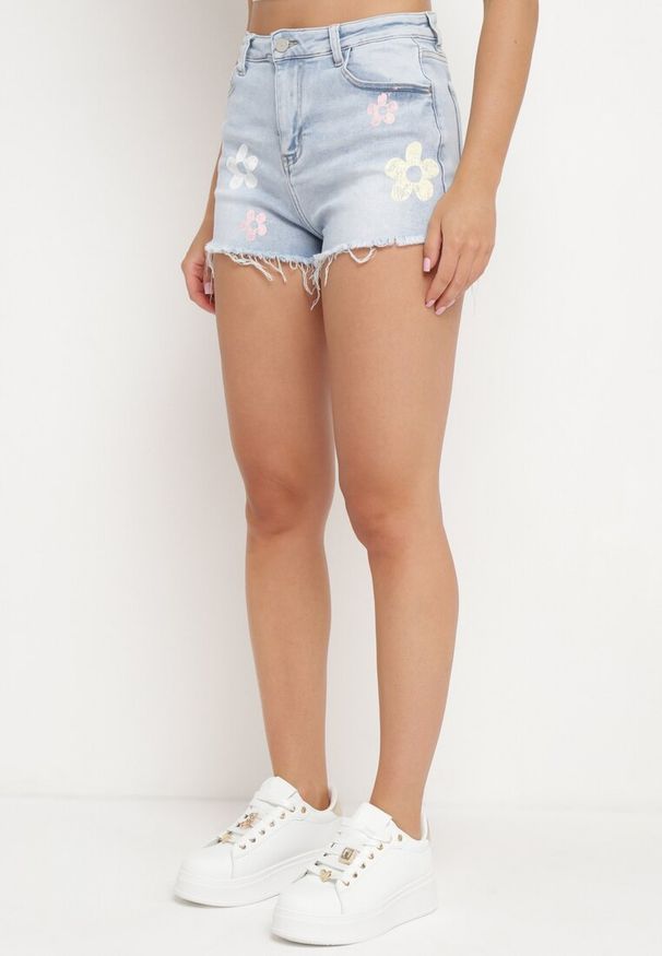 Born2be - Niebieskie Szorty Jeansowe z Wysokim Stanem i Aplikacjami w Kształcie Kwiatów Vikiorian. Stan: podwyższony. Kolor: niebieski. Materiał: jeans. Wzór: aplikacja, kwiaty. Sezon: lato