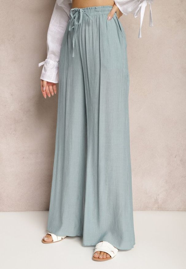 Renee - Jasnoniebieskie Szerokie Spodnie z Wiskozy i Gumką w Pasie Abyga. Okazja: na co dzień, na spotkanie biznesowe, do pracy. Kolor: niebieski. Materiał: wiskoza. Styl: elegancki, biznesowy, casual