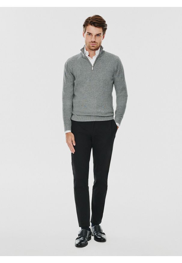 Pako Lorente - PAKO LORENTE – Szary sweter z wysoką stójką zapinaną na zamek. Typ kołnierza: kołnierzyk stójkowy. Kolor: szary. Materiał: bawełna. Sezon: zima, jesień