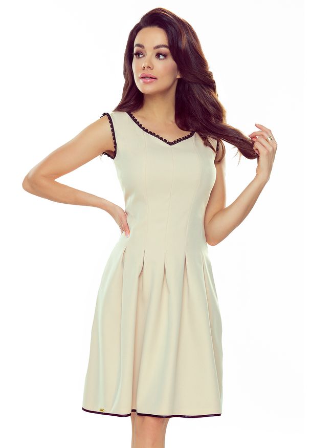 Numoco - Beżowa Rozkloszowana Sukienka z Koronkową wypustką. Kolor: beżowy. Materiał: koronka