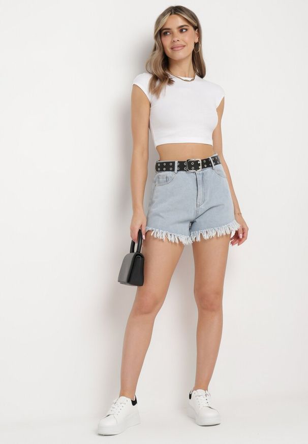 Born2be - Jasnoniebieskie Szorty Jeansowe z Modnie Postrzępionymi Nogawkami i Paskiem z Ekoskóry Piorita. Kolor: niebieski. Materiał: jeans. Sezon: lato. Styl: elegancki, rockowy