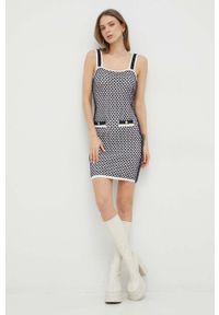 Guess sukienka kolor biały mini dopasowana. Typ kołnierza: dekolt w karo. Kolor: biały. Długość rękawa: na ramiączkach. Typ sukienki: dopasowane. Długość: mini #1