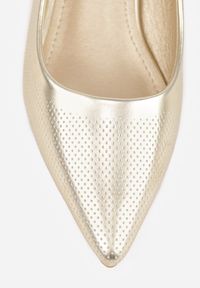 Renee - Złote Sandały Vices na Słupkowym Obcasie z Ozdobną PerforacjąTelarelle. Okazja: na co dzień. Nosek buta: szpiczasty. Kolor: złoty. Materiał: jeans. Obcas: na obcasie. Styl: casual. Wysokość obcasa: średni #3