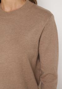 Born2be - Ciemnobeżowy Casualowy Sweter z Wełną i Bawełną Nedalla. Okazja: na co dzień. Kolor: beżowy. Materiał: wełna, bawełna. Długość rękawa: długi rękaw. Długość: długie. Styl: casual #2