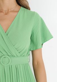 Born2be - Zielona Sukienka Plisowana z Kopertowym Dekoltem Zamiya. Kolor: zielony. Materiał: materiał. Długość rękawa: krótki rękaw. Typ sukienki: kopertowe #4