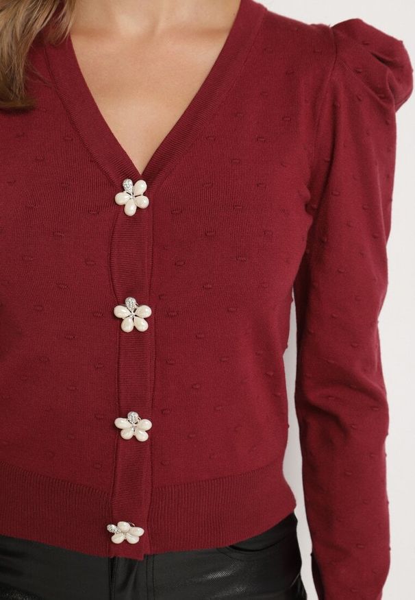 Born2be - Bordowy Kardigan z Wiskozą na Napy z Guzikami w Kształcie Kwiatków Enavith. Okazja: na co dzień. Kolor: czerwony. Materiał: wiskoza. Długość rękawa: długi rękaw. Długość: długie. Wzór: kwiaty. Sezon: lato. Styl: klasyczny, casual, elegancki
