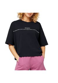 Koszulka New Balance WT23519BK - czarna. Kolor: czarny. Materiał: bawełna. Długość rękawa: krótki rękaw. Długość: krótkie. Wzór: aplikacja #1