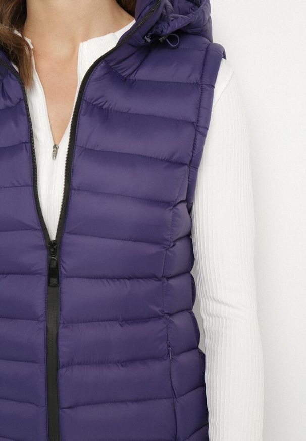 Born2be - Ciemnofioletowa Kamizelka Pikowana o Dłuższym Fasonie z Kapturem Vitilie. Okazja: na co dzień. Typ kołnierza: kaptur. Kolor: fioletowy. Materiał: jeans. Długość: długie. Styl: casual, elegancki