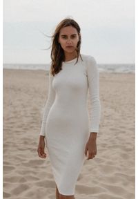 Marsala - Sukienka z prążkowanego materiału z wycięciem na plecach ecru- ALTEA MIDI. Materiał: materiał, prążkowany. Długość rękawa: długi rękaw. Styl: elegancki. Długość: midi #1
