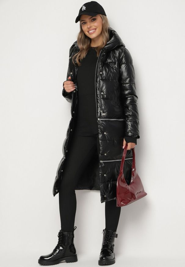 Born2be - Czarna Kurtka z Kapturem i Szerokim Pikowaniem o Regulowanej Długości Ansanna. Okazja: na co dzień. Typ kołnierza: kaptur. Kolor: czarny. Materiał: jeans. Styl: casual