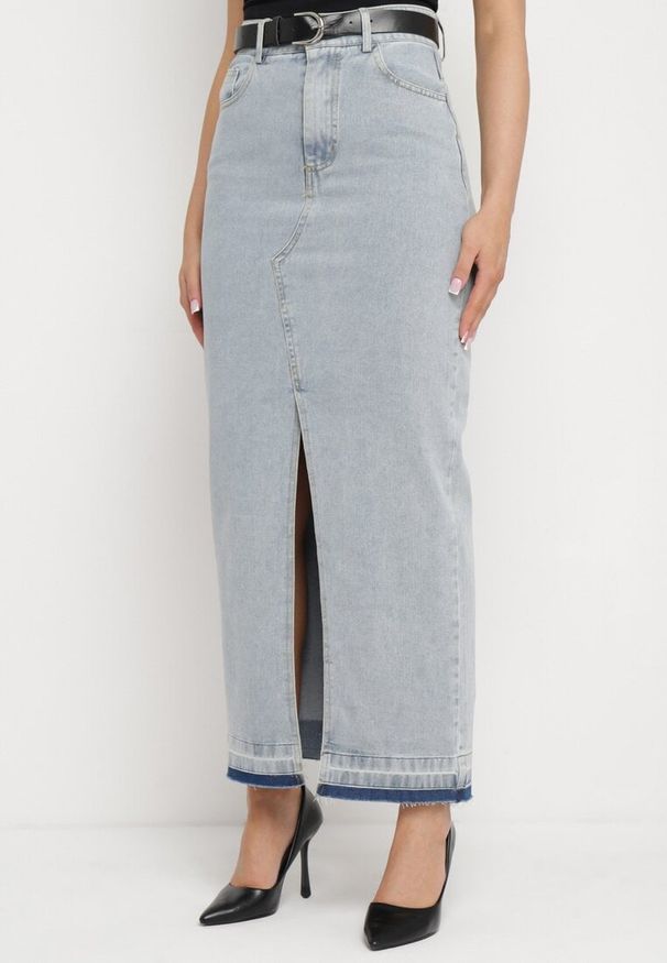 Born2be - Jasnoniebieska Spódnica Jeansowa o Ołówkowym Kroju z Rozcięciem z Przodu Ramalla. Okazja: na spotkanie biznesowe, do pracy. Kolor: niebieski. Materiał: jeans. Styl: klasyczny, biznesowy
