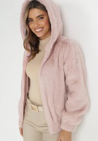 Born2be - Jasnoróżowa Kurtka Futerko Teddy Oversize Denon. Typ kołnierza: kaptur. Kolor: różowy. Materiał: futro. Sezon: zima, jesień #5