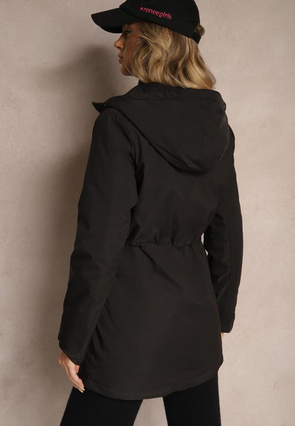 Renee - Czarna Kurtka Typu Parka ze Ściągaczem w Talii z Kapturem i Kieszeniami Daroma. Okazja: na spacer, na co dzień. Typ kołnierza: kaptur. Kolor: czarny. Styl: elegancki, casual