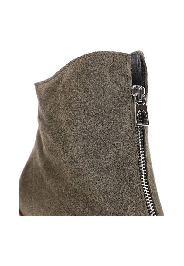 Zielone Botki Karino Damskie Modne Obuwie Jesienne. Zapięcie: zamek. Kolor: zielony. Materiał: jeans, skóra, welur. Sezon: jesień. Obcas: na obcasie. Styl: klasyczny, elegancki. Wysokość obcasa: średni