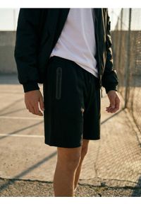 Sinsay - Szorty z kieszeniami na zamek - czarny. Kolor: czarny #1
