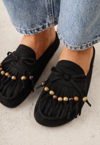 Born2be - Czarne Klapki VICES Typu Mule z Koralikami Frędzlami i Kokardą Dioleora. Okazja: na co dzień. Kolor: czarny. Wzór: aplikacja. Styl: casual, elegancki #7