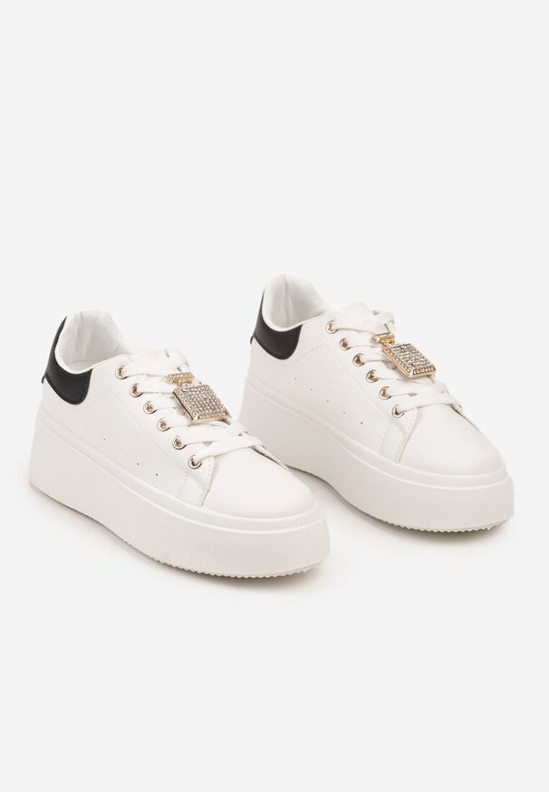 Renee - Biało-Czarne Sneakersy na Platformie Ozdobione Cyrkoniami i Aplikacją 3D Daneria. Nosek buta: okrągły. Zapięcie: sznurówki. Kolor: biały. Materiał: materiał. Wzór: aplikacja. Obcas: na platformie. Wysokość obcasa: niski