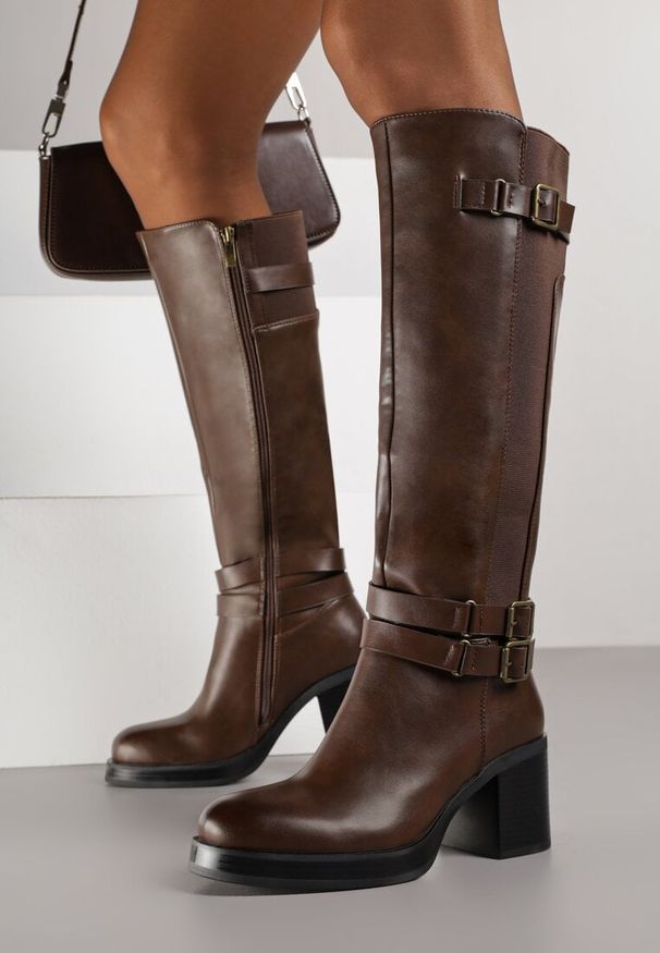 Born2be - Brązowe Kozaki na Słupku Zdobione Paskami z Klamrami i Elastyczną Wstawką Unelisa. Okazja: do pracy, na co dzień, na spotkanie biznesowe. Zapięcie: klamry. Kolor: brązowy. Materiał: jeans. Wzór: aplikacja. Obcas: na słupku. Styl: casual, elegancki, biznesowy. Wysokość obcasa: średni