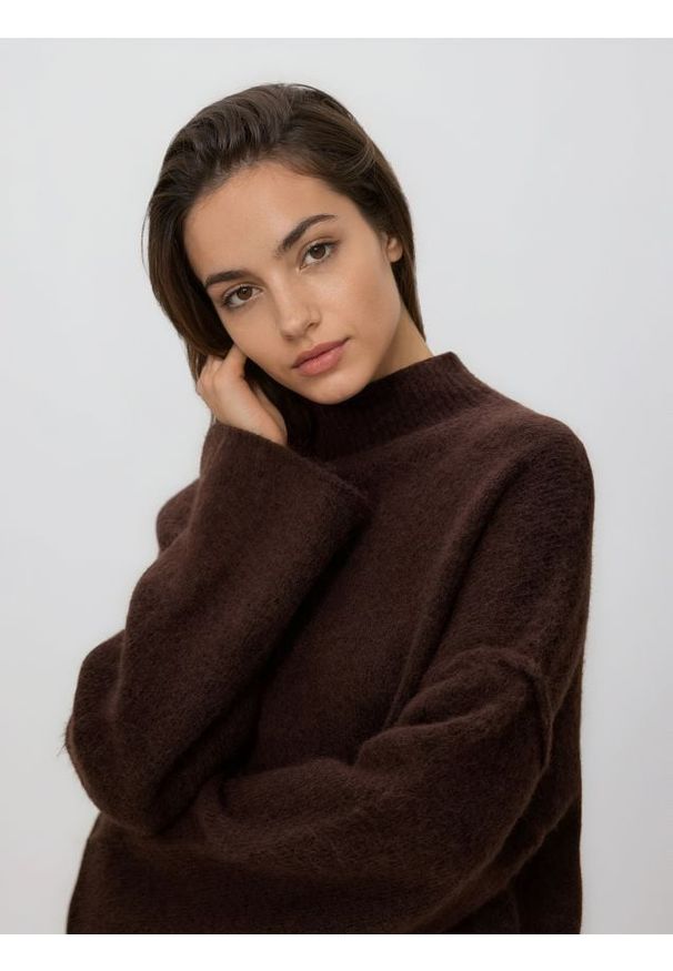 Reserved - Sweter z golfem - ciemnobrązowy. Typ kołnierza: golf. Kolor: brązowy. Materiał: dzianina, wełna