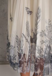 Renee - Jasnobeżowa Rozkloszowana Spódnica z Drobnymi Plisami i Kwiatowym Haftem Zephali. Okazja: na randkę. Kolor: beżowy. Materiał: skóra. Długość: krótkie. Wzór: haft, kwiaty. Styl: elegancki #2