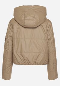 Born2be - Jasnobrązowa Pikowana Kurtka z Kapturem o Klasycznym Kroju Tulasia. Okazja: na co dzień. Typ kołnierza: kaptur. Kolor: brązowy. Materiał: jeans. Styl: klasyczny #2