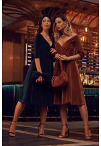 MOE - Sukienka welurowa rozkloszowana kopertowa dekolt V różowa. Okazja: na studniówkę, na sylwestra, na imprezę. Typ kołnierza: dekolt kopertowy. Kolor: różowy. Materiał: welur. Typ sukienki: kopertowe. Styl: wizytowy #4