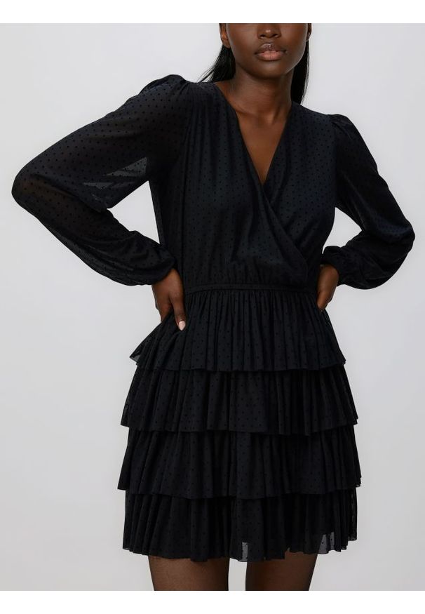 Reserved - Sukienka mini w groszki - czarny. Kolor: czarny. Materiał: dzianina. Wzór: grochy. Długość: mini