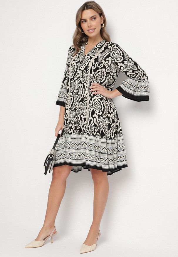 Born2be - Czarna Wiskozowa Sukienka Rozkloszowana z Falbanką w Kwiaty Nolsemi. Kolor: czarny. Materiał: wiskoza. Wzór: kwiaty