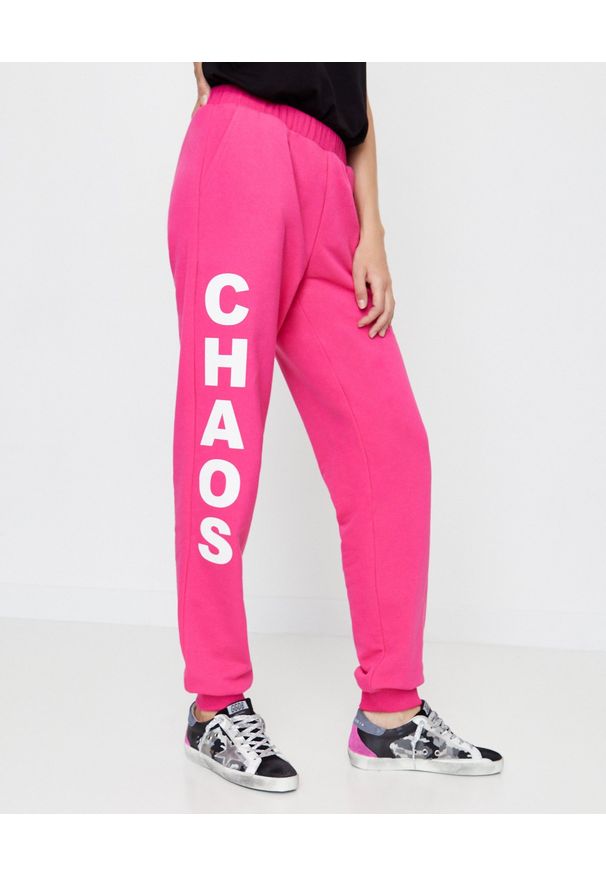 CHAOS BY MARTA BOLIGLOVA - Spodnie dresowe z logo Bree. Kolor: różowy, wielokolorowy, fioletowy. Materiał: dresówka. Wzór: nadruk