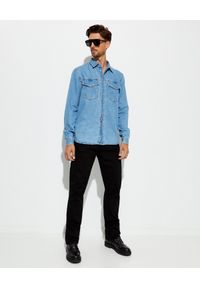 Versace Jeans Couture - VERSACE JEANS COUTURE - Denimowa koszula z ozdobnym logo. Okazja: na co dzień. Kolor: niebieski. Materiał: bawełna, materiał. Długość rękawa: długi rękaw. Długość: długie. Styl: casual