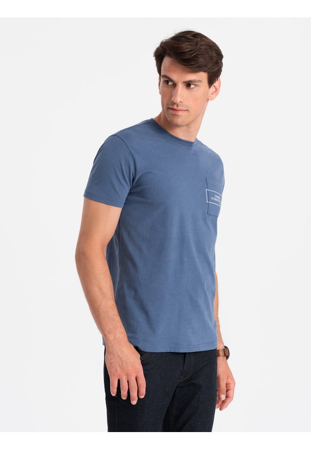 Ombre Clothing - Bawełniany męski t-shirt z nadrukiem na kieszonce Ombre Streetstyle – indygo V9 - Rozmiar: L. Okazja: na co dzień. Kolor: niebieski. Materiał: bawełna. Wzór: nadruk. Styl: klasyczny, casual, elegancki